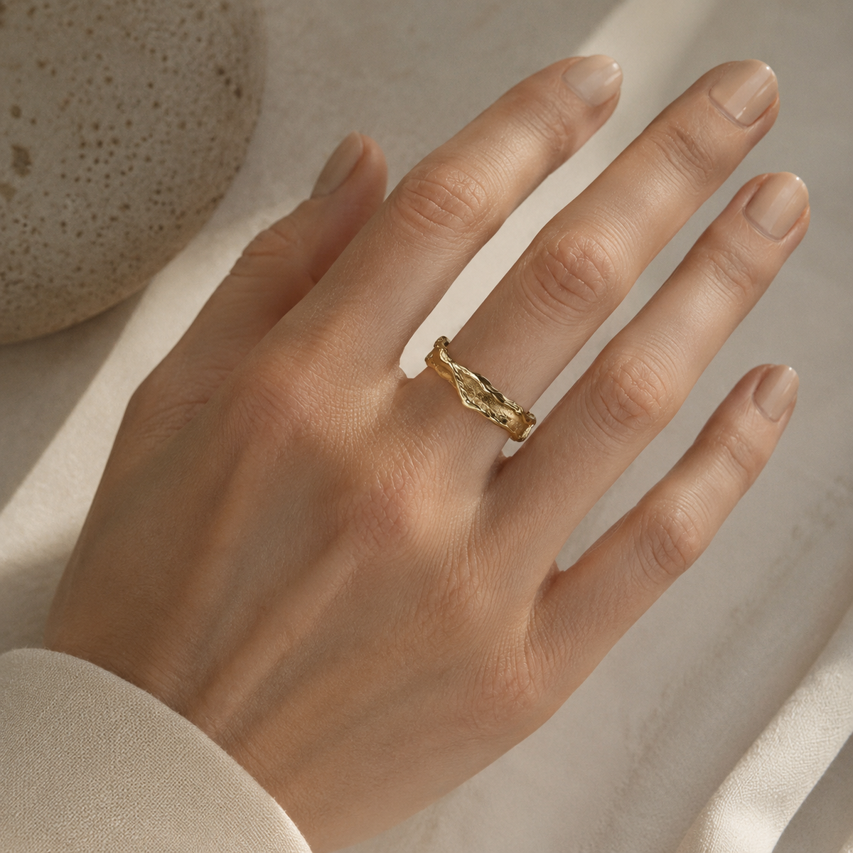 Gehämmerter Goldring im Vintage Stil
