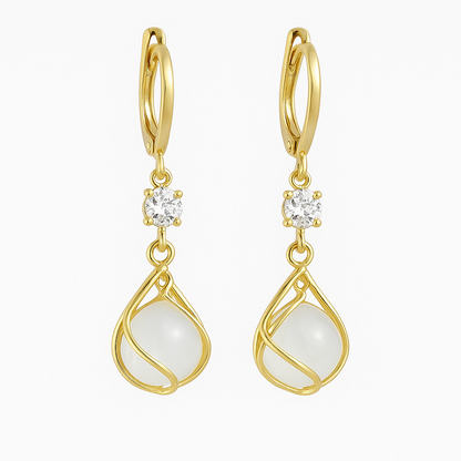 Goldene Ohrhänger mit weißem Opal und Drahtwicklung