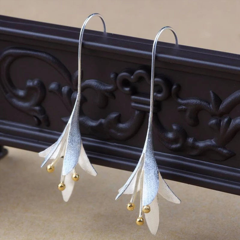 Elegante silberne Blüten-Ohrringe