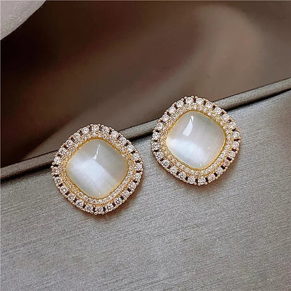 Schicke eckige Ohrstecker mit Opal und Zirkonia