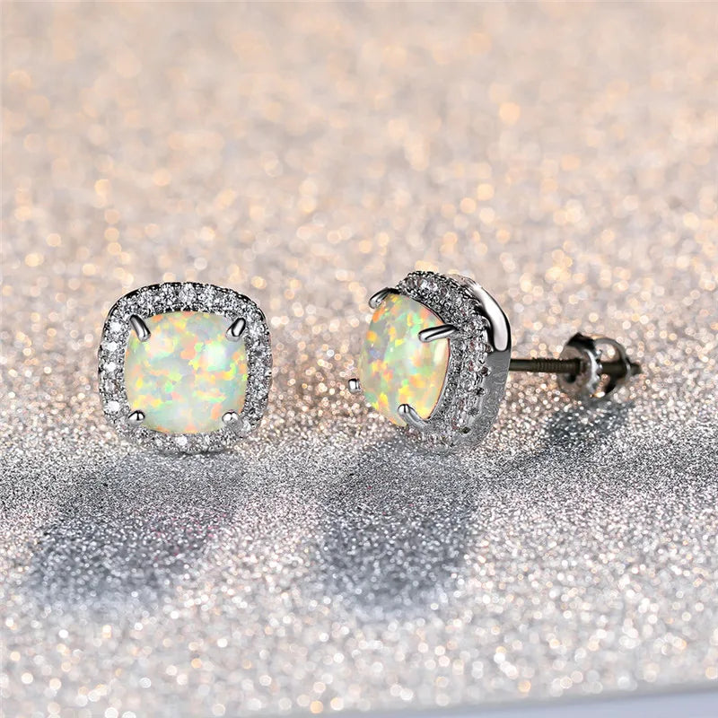 Elegante runde Silber-Ohrstecker mit weißem Feueropal