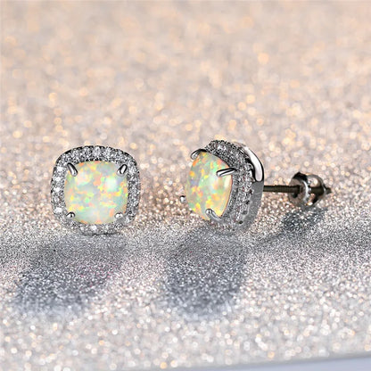 Elegante runde Silber-Ohrstecker mit weißem Feueropal