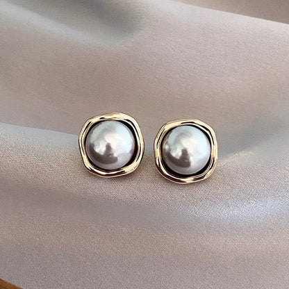 Edle Ohrringe mit schwarzer Perle