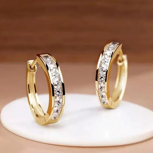 Schicke Creolen in Gold mit Kristall