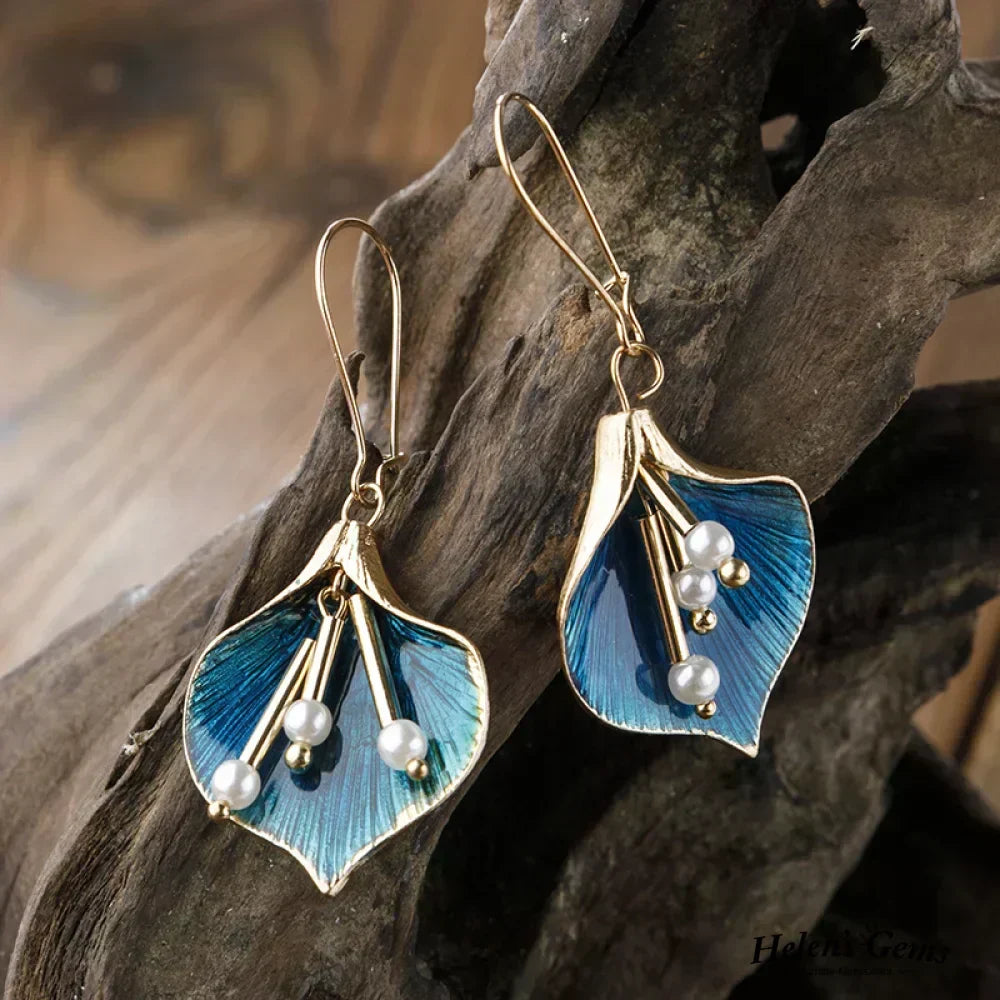 Goldene Ohrhänger mit blauer Lilie und Perlen