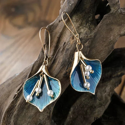 Goldene Ohrhänger mit blauer Lilie und Perlen