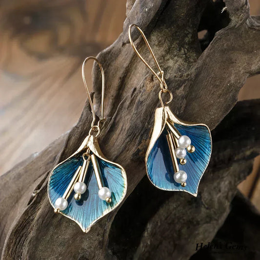 Goldene Ohrhänger mit blauer Lilie und Perlen